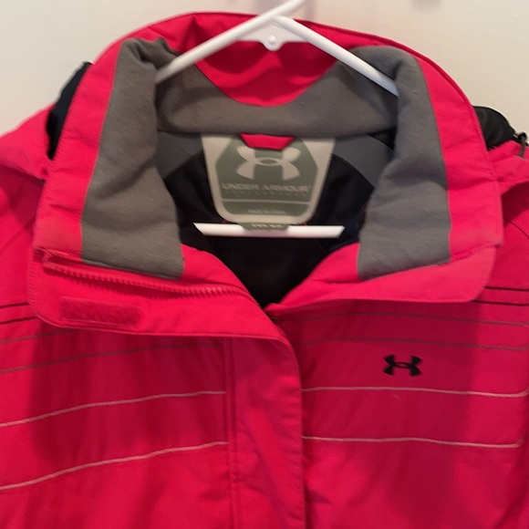 Woman’s insulated Under Armour Jacket - Picture 2 of 3